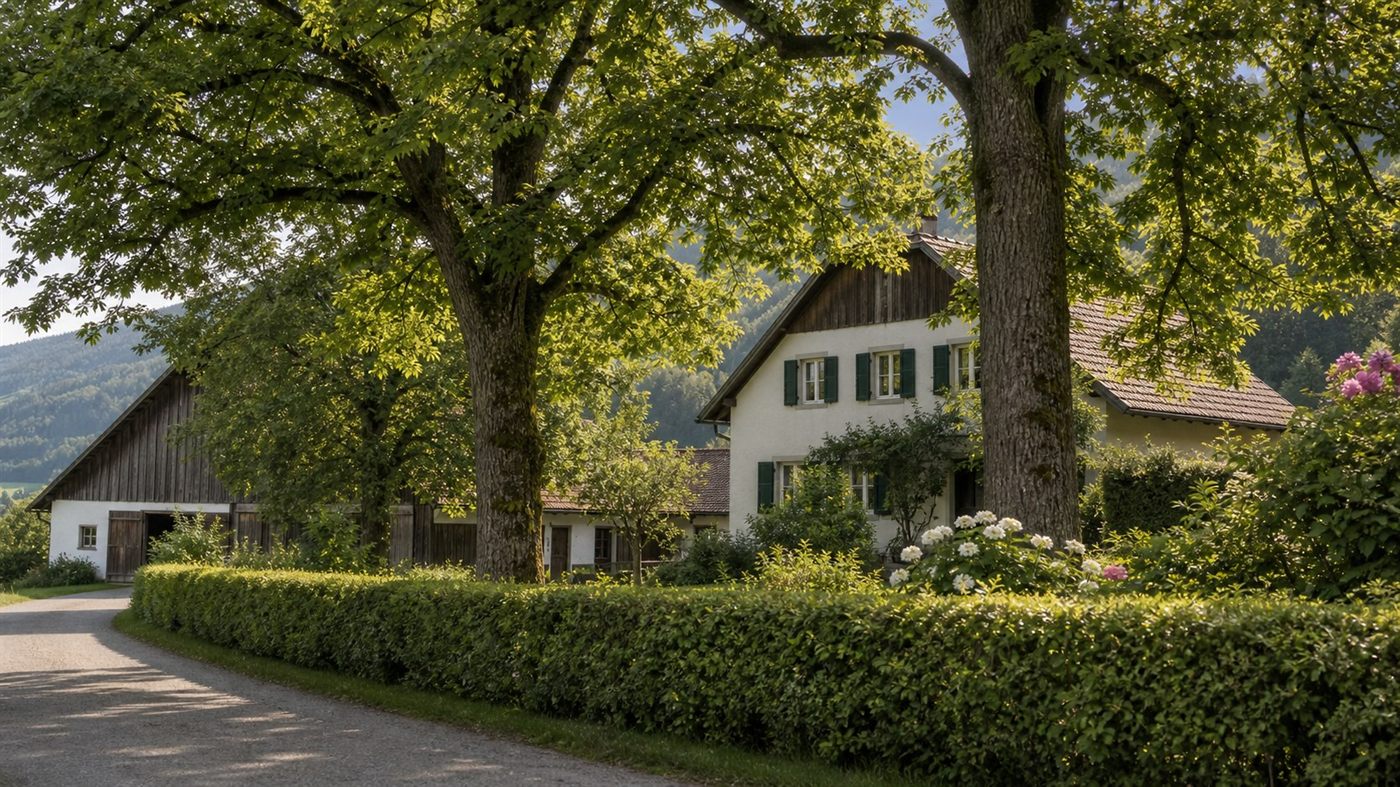 Diskret gelegenes älteres Haus hinter Bäumen und Hecke